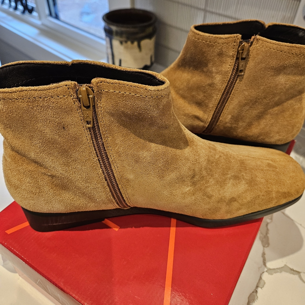AEROSOLES Tan Suede Ankle Booties 11 W, Brand New